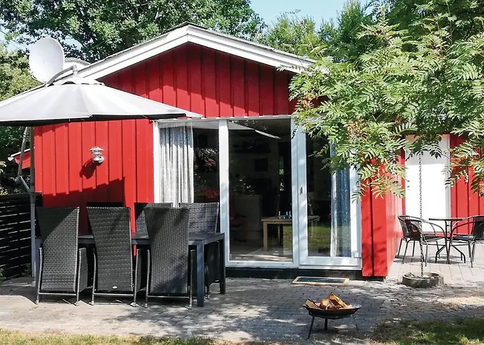 Three-bedroom In Hébergement de vacances Strandby