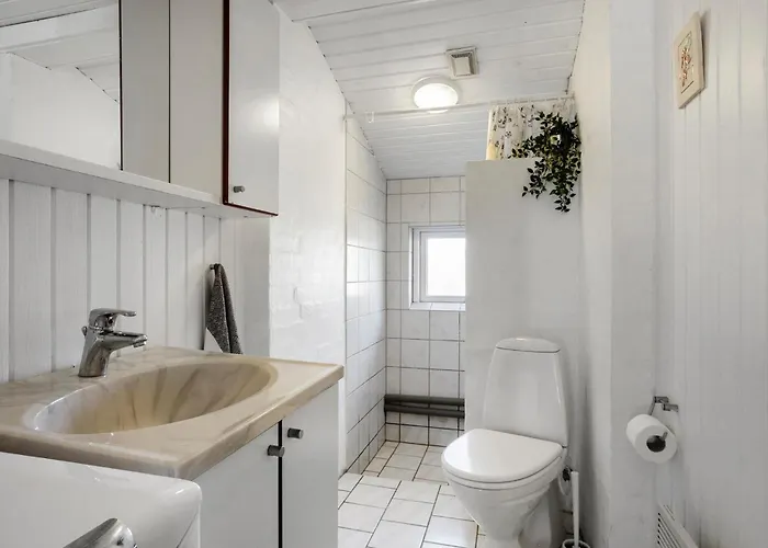 Three-bedroom In Hébergement de vacances Strandby