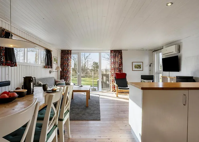 Three-bedroom In Hébergement de vacances Strandby