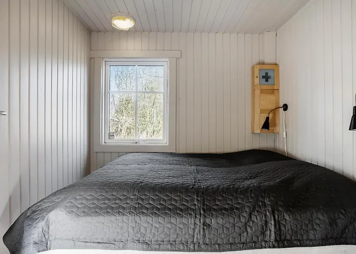 Three-bedroom In Hébergement de vacances Strandby